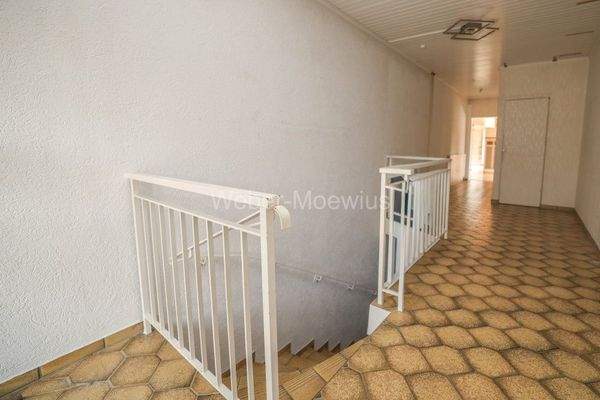 3475 Treppe ins Untergeschoss