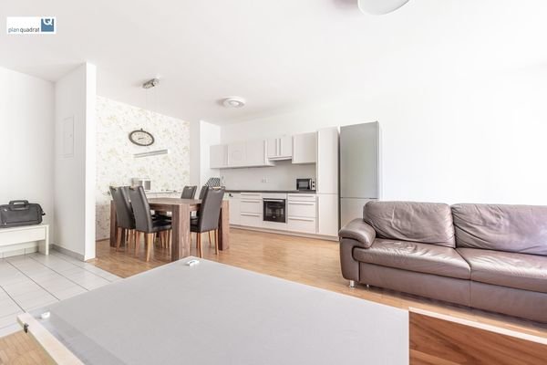 Wohn- / Esszimmer mit Küchenzeile (ca. 24,10 m²)