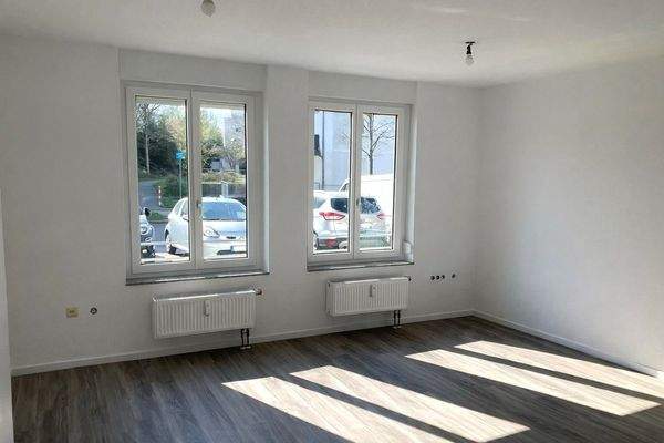 Wohnbereich mit zwei Fenstern und Vinylboden.jpg