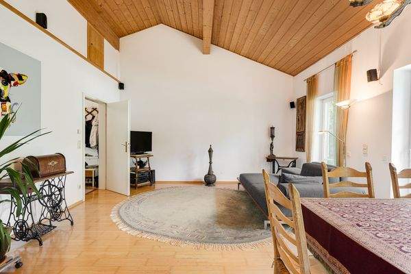 tolle Raumhöhe mit Sichtdachstuhl