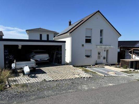 Frontansicht mit Garage