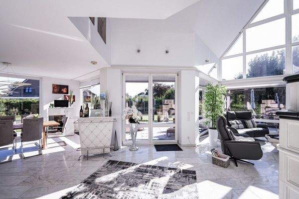 Der Blick aus dem Eingangsbereich in den Wohn-Essbereich