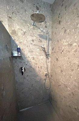 Die Dusche, ebenfalls ebenerdig