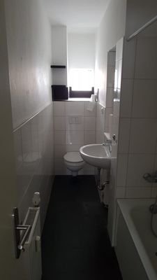 Bad Wohnung Erdgeschoss hinten.JPG