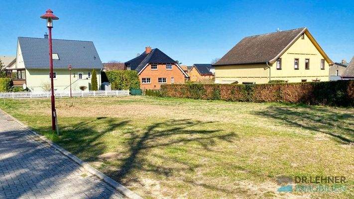 Rechts vorn das Grundstück