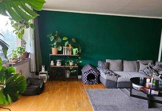 Wohnbereich mit Zugang zum Balkon