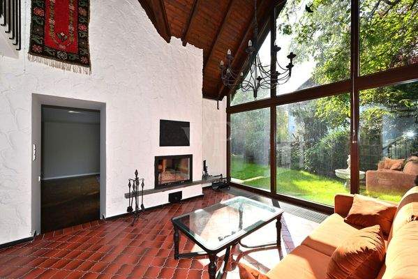 Kaminzimmer mit Blick in den Garten