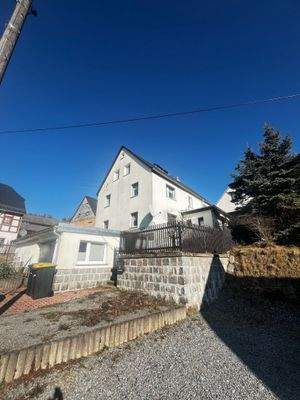 Außenansicht mit Garage und Zugang zur Terrasse und Hintereingang