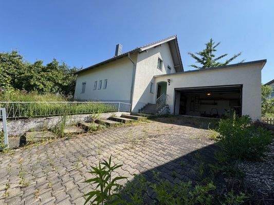 Hauszufahrt mit Garage