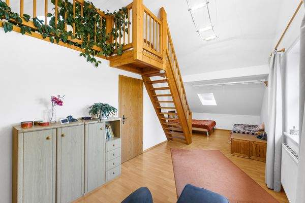 Großzügiges Zimmer mit Galerie im Dachgeschoss