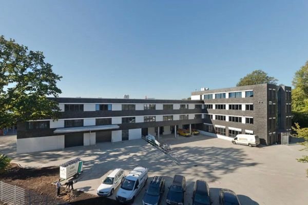 Moderner Gewerbepark mit Hallen- und Büroflächen