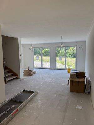 Wohnzimmer mit Terrassen-Türen