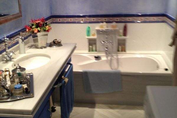 Eines von 2 Badezimmer