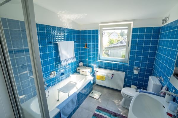 Badezimmer mit Dusche und Badewanne
