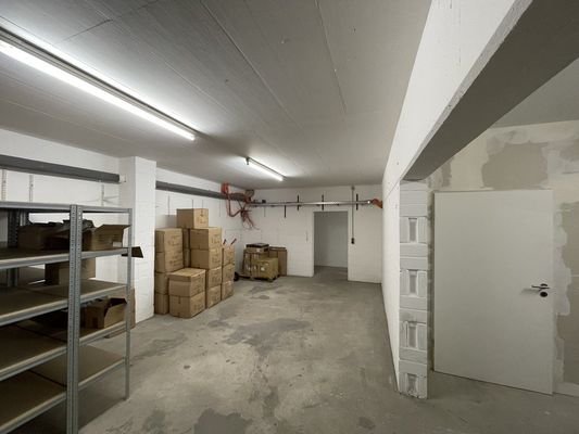 Regale für Waren im Keller