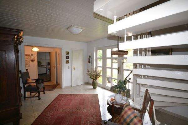 Eingangsdiele (Blick zum Gäste-WC und Hauswirtschaftsraum)