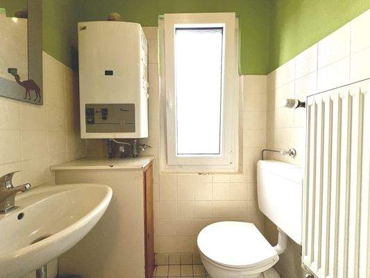 Gäste-WC mit  Fenster im OG.