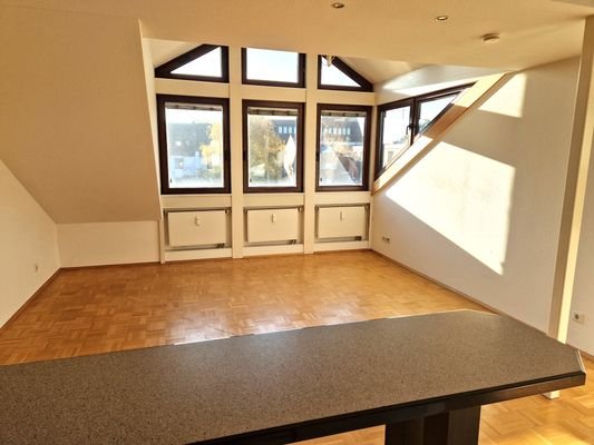 Wohnzimmer mit offener Küche