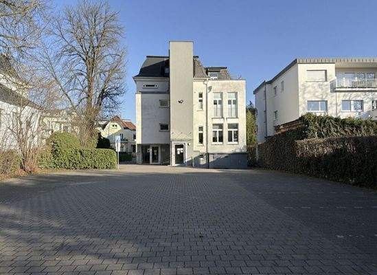 Parkplatz/ Eingang Aufzug