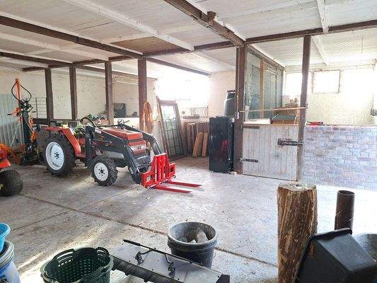 Stall mit 3 Pferdeboxen