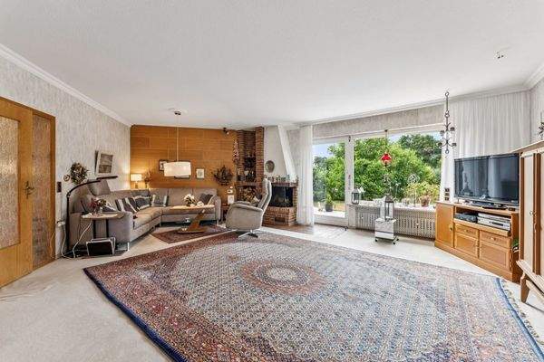 Wohnzimmer mit offenem Kamin