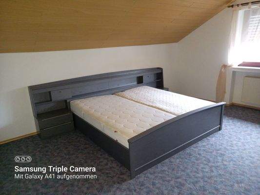 Schlafzimmer teilmöbliert