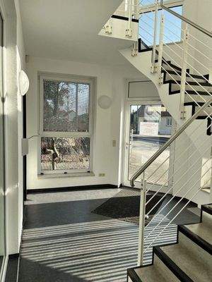 heller freundlicher Haupteingang