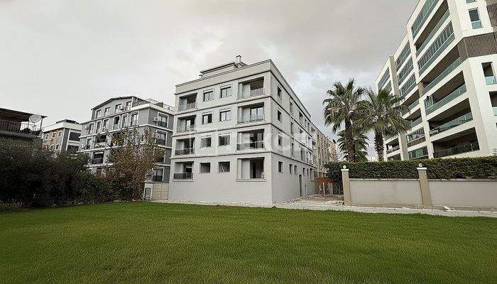 Apartment with Balcony and Elevator Building in Karşıyaka İzmir