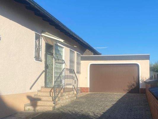 Hauseingang und Garage