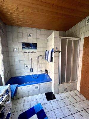 Badewanne und Dusche