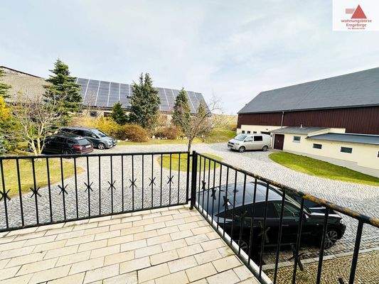 Blick vom Balkon Richtung Innenhof und Scheune