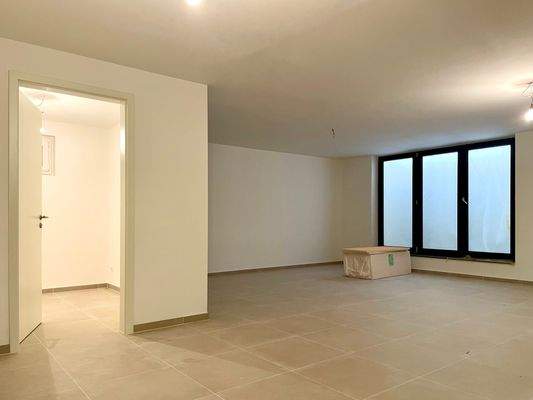 Souterrain mit Fußbodenheizung, großem Fenster mit beleuchtetem Lichtschacht