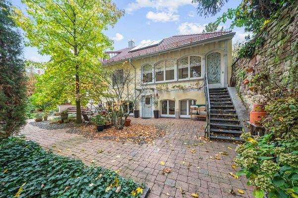 Zugang zum Wintergarten und Eingang in die Einliegerwohnung