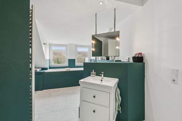 Modernes Dusch- und Wannenbad