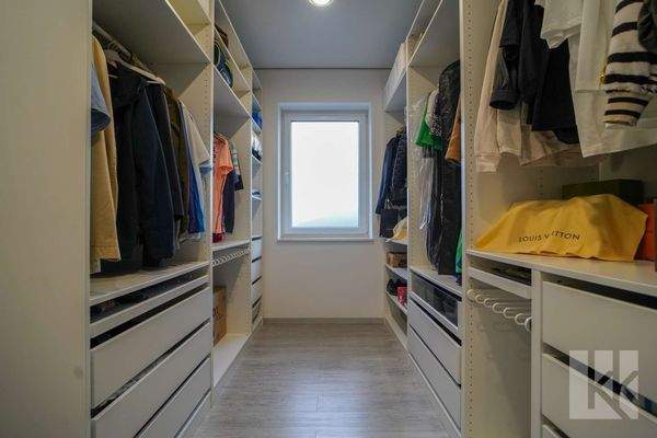 ...begehbarem Kleiderschrank