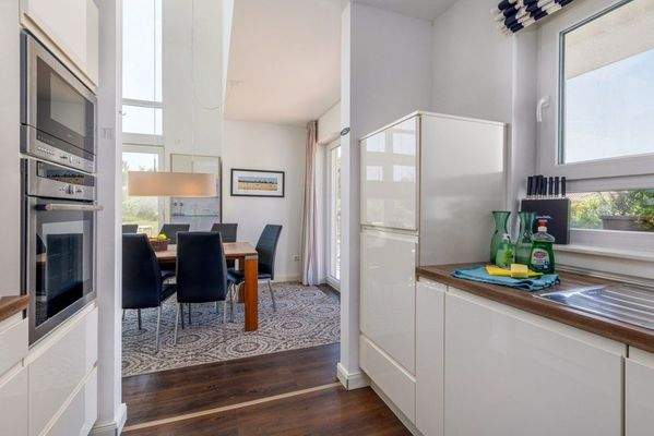 Küche und Essplatz mit Gartenblick und Terrassenzu