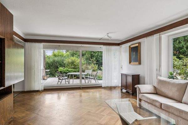 Blick aus dem Wohnraum auf die Terrasse