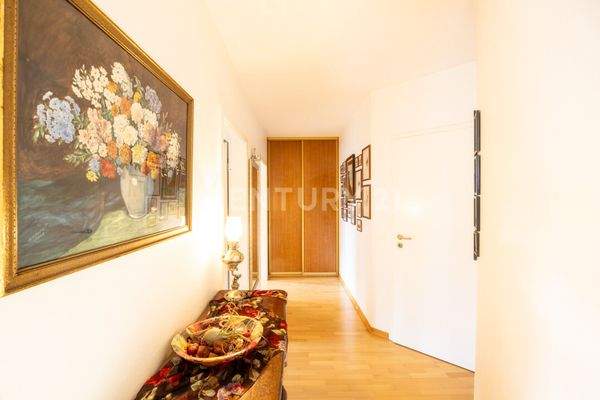 Geräumiger Flur mit Einbauschrank