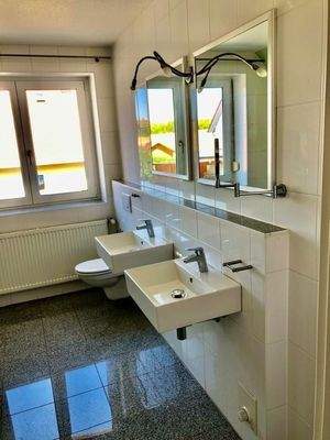 Badezimmer mit Dusche und Badewanne