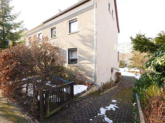  ZUWEGUNG neben dem Haus