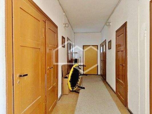 DG Bodenkammern und Eingang Wohnung