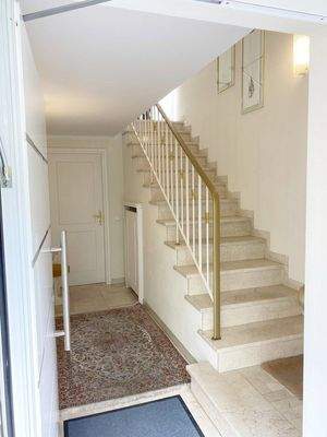 Eingangsbereich-Treppe z. 1.OG