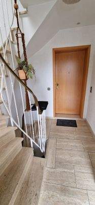 Treppenhaus mit Zugang Wohnung EG