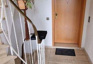 Treppenhaus mit Zugang Wohnung EG