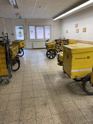 Postfahrräder im Depot