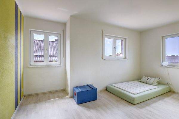 helles Kinderzimmer mit drei Fenstern nach Süden und Westen