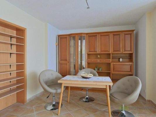 Esstisch und Schrankwand