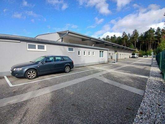 Außenansicht mit 2 Stellplätze