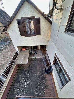 Blick in den Hof vom kleinen Balkon