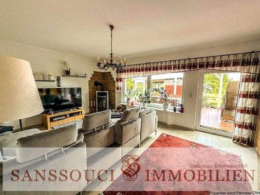 Wohnzimmer mit Ausgang auf die Terrasse